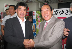 当選を喜びあい、固く握手！生方さんと東京地本・鳴海委員長