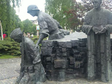 英雄広場にあるレジスタンス兵士の像