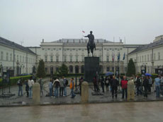 ワルシャワの半旗を掲げる大統領官邸　弔問する人々は絶えない