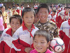 くったくのない子供たちの笑顔、一緒にサッカーをやりました。