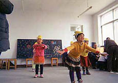 愛らしい、中国の子どもの踊り