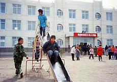 ２００３年に寄贈した滑り台で遊ぶ生徒たち