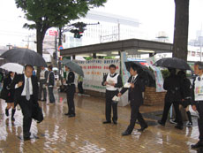 雨の中、浦和駅にて街宣行動
