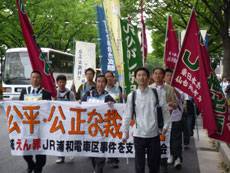 仙台中心街を３００名でデモ行進